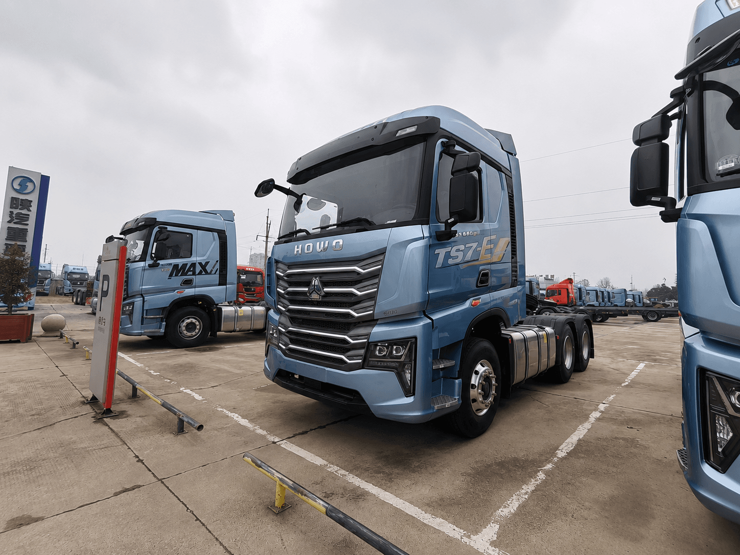 Tractocamión Sinotruk HOWO TS7-E azul de configuración 6x4