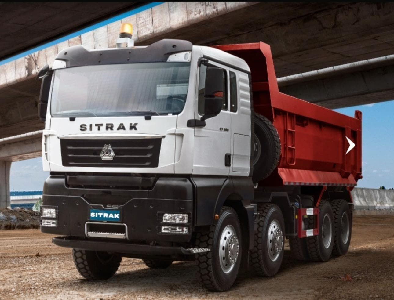 Volquete Sinotruk SITRAK G7 de cabina blanca y tolva roja, configuración 8x4