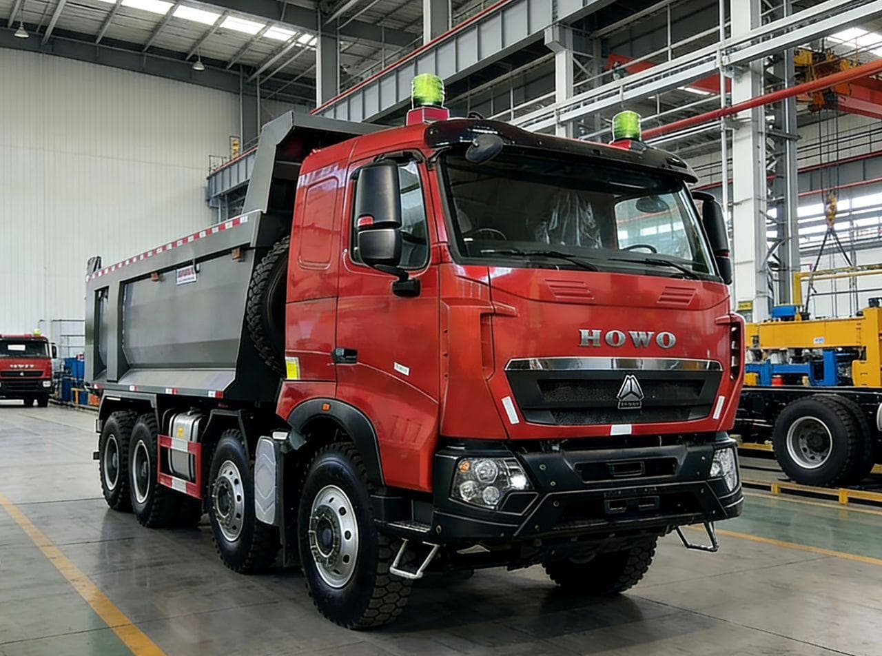 Volquete Sinotruk HOWO 8x4 en planta de fábrica